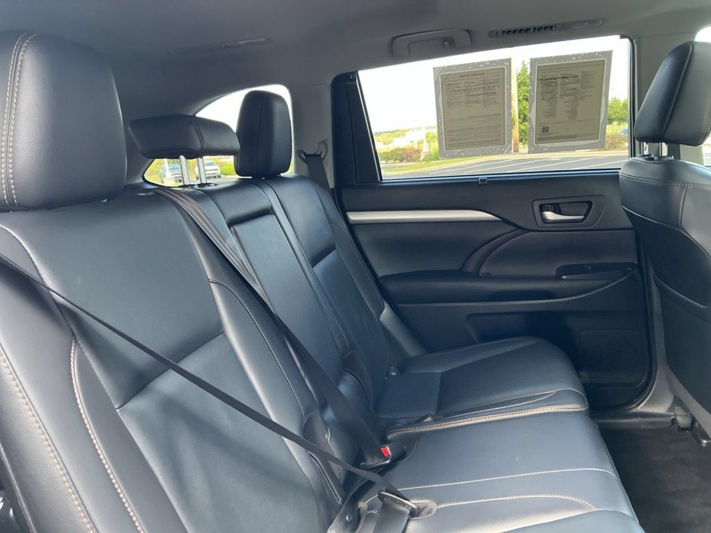 Used 2019 Toyota Highlander XLE AWD/4WD image 36