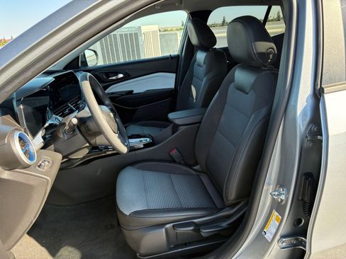 Used 2025 Chevrolet Trax LT FWD image 25