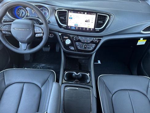 New 2027 Chrysler Pacifica Limited AWD/4WD image 11
