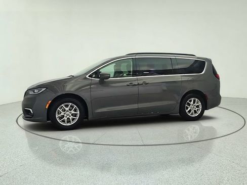 Used 2022 Chrysler Pacifica Touring-L FWD image 3