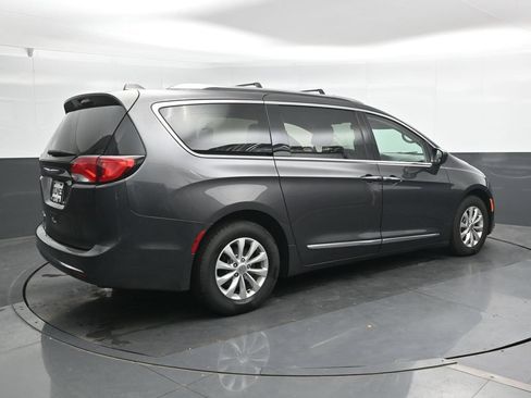 Used 2018 Chrysler Pacifica Touring-L FWD image 2