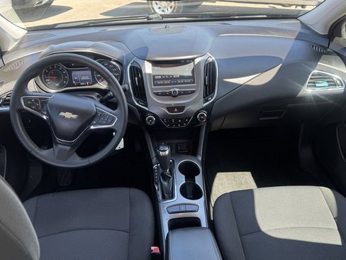 Used 2017 Chevrolet Cruze LT FWD image 23