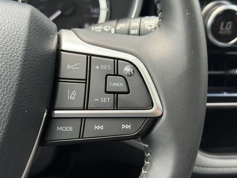 Used 2025 Toyota Highlander XLE FWD image 22