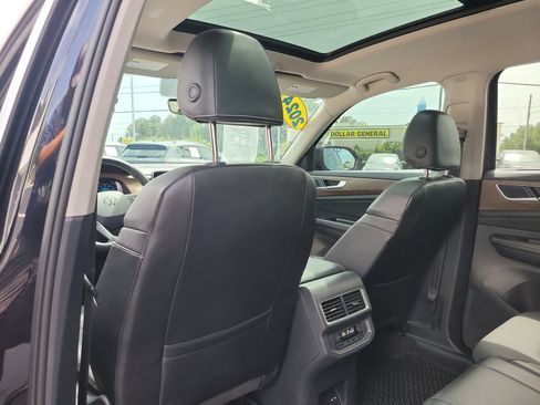 Used 2024 Volkswagen Atlas SE FWD image 11