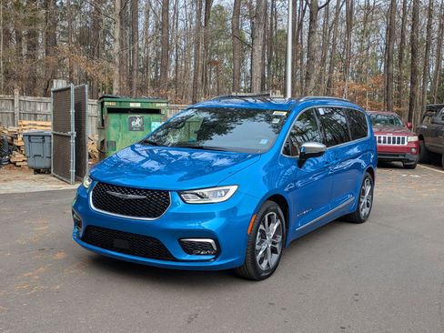 New 2026 Chrysler Pacifica Pinnacle image 1