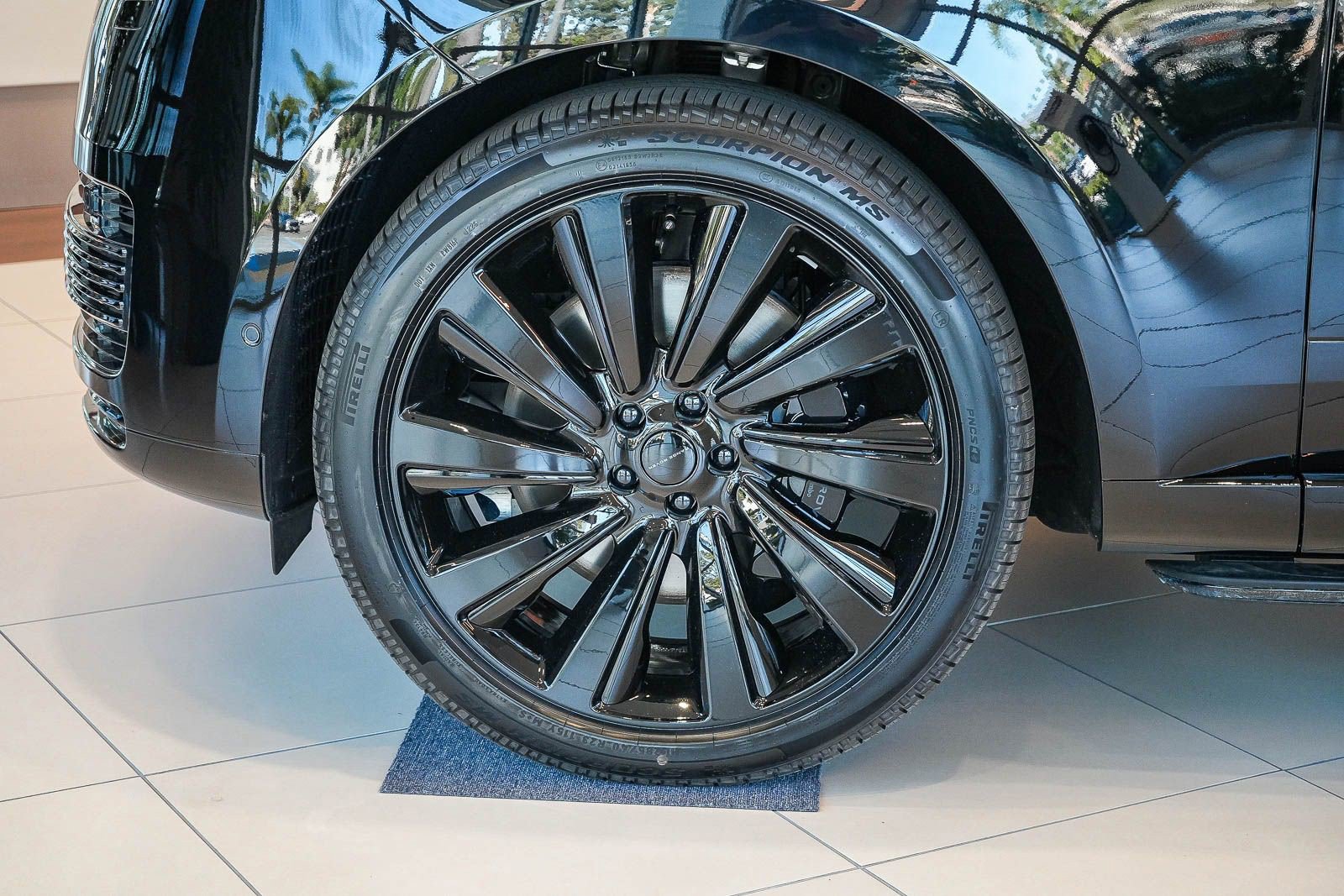New 2026 Land Rover Range Rover SV AWD/4WD image 10
