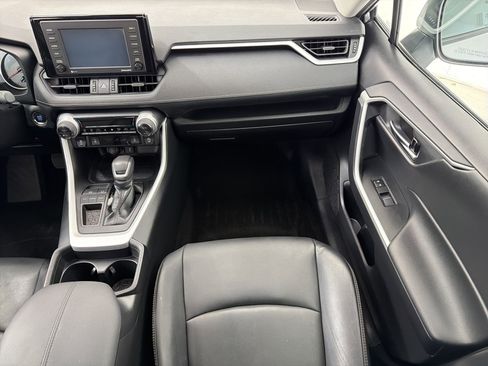 Used 2020 Toyota RAV4 XLE Premium FWD image 27