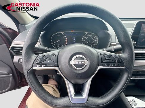 Used 2025 Nissan Altima 2.5 SV FWD image 14