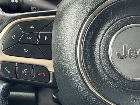 Used 2017 Jeep Renegade Latitude FWD image 27