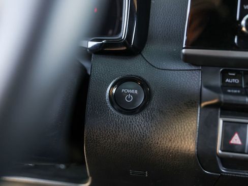 Used 2025 Toyota Camry SE w/ Convenience Package image 17