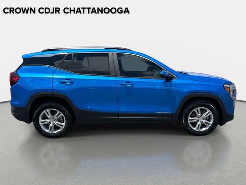 Used 2024 GMC Terrain SLE w/ Driver Convenience Package FWD image 4