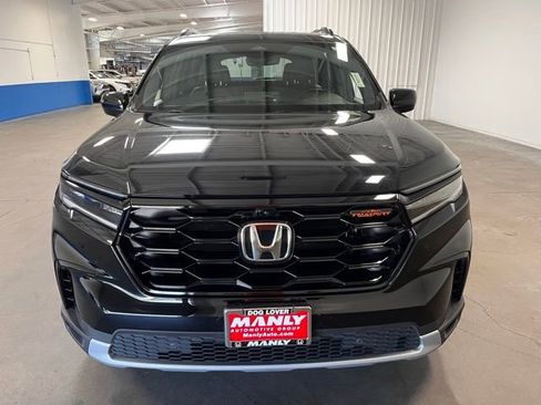 Used 2025 Honda Pilot TrailSport image 8