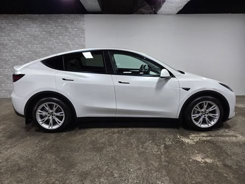 Used 2024 Tesla Model Y Long Range AWD/4WD image 3