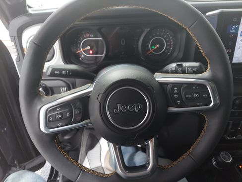 Used 2024 Jeep Wrangler Unlimited Sahara AWD/4WD image 9