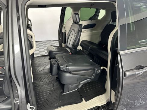 Used 2017 Chrysler Pacifica Touring-L image 31