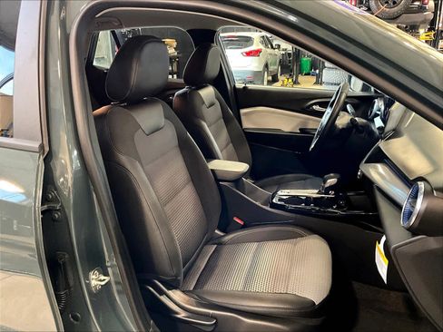 Used 2025 Chevrolet Trax LT w/ Driver Confidence Package FWD image 11