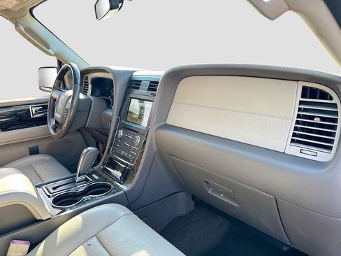 Used 2017 Lincoln Navigator Select RWD image 34
