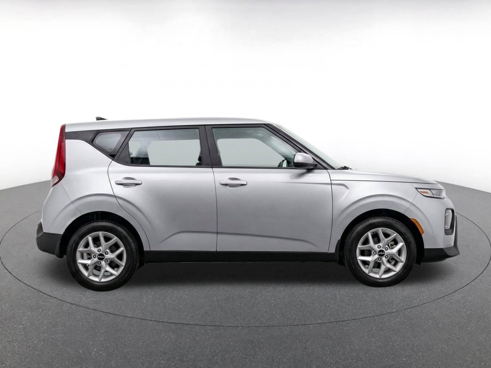 Used 2025 Kia Soul LX w/ LX Technology Package FWD image 9