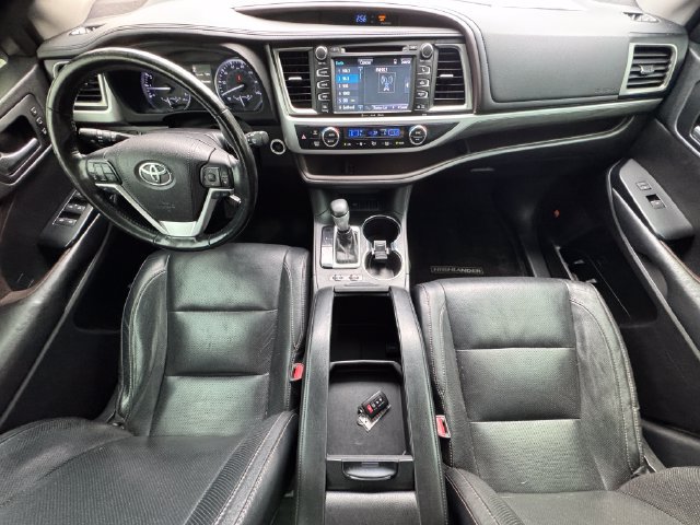 Used 2018 Toyota Highlander Limited Platinum FWD image 2
