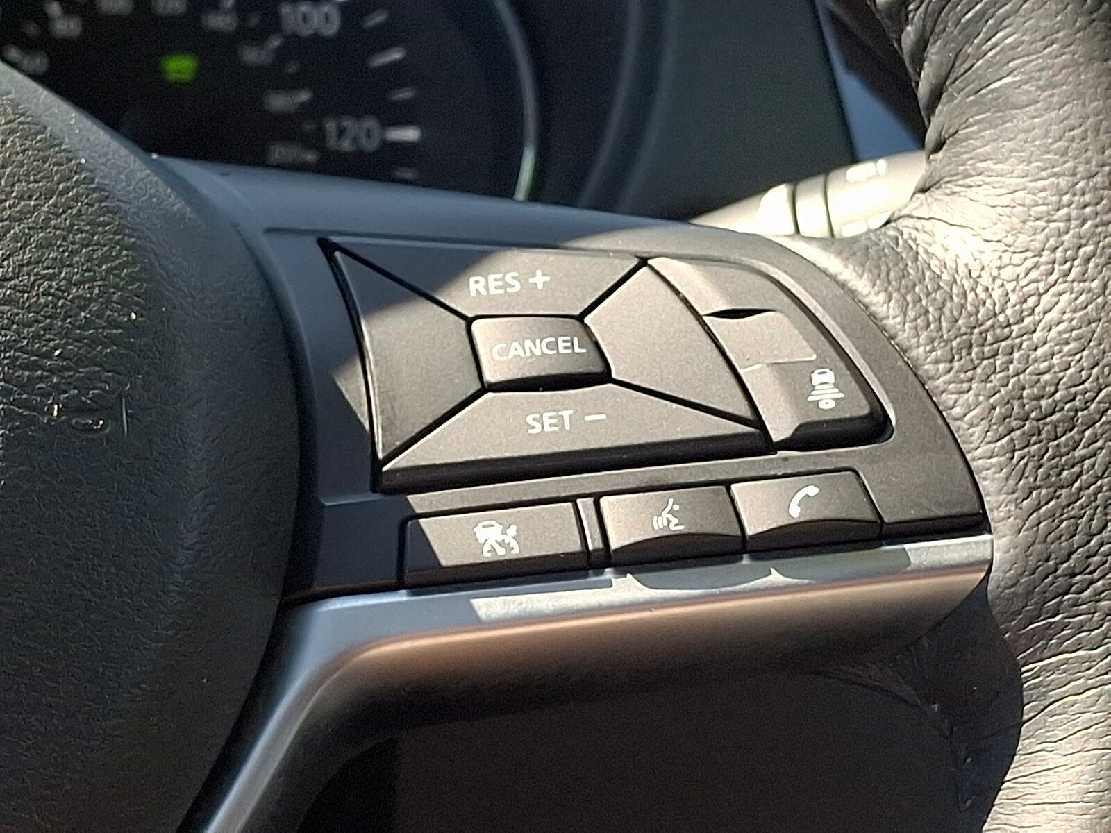 Used 2018 Nissan Rogue SV w/ Premium Package AWD/4WD image 23