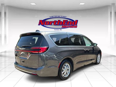 Used 2023 Chrysler Pacifica Touring-L FWD image 7