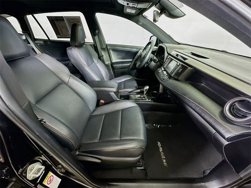 Used 2018 Toyota RAV4 SE image 12