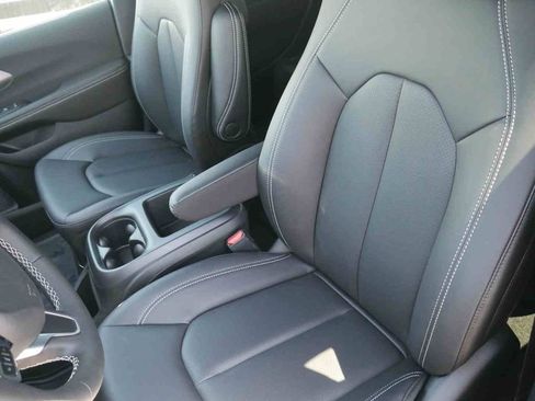 New 2026 Chrysler Pacifica Select AWD/4WD image 25