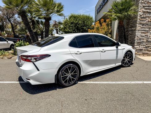 Used 2021 Toyota Camry SE w/ Audio Upgrade Package FWD image 8