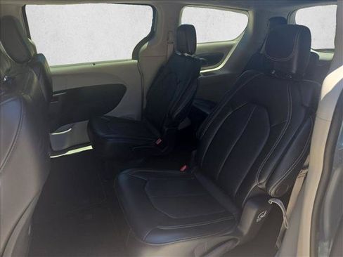 Used 2024 Chrysler Pacifica Touring-L FWD image 17