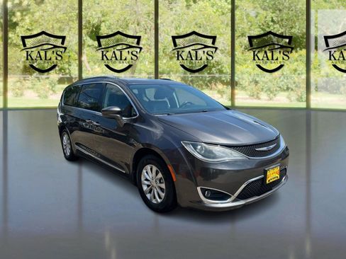 Used 2019 Chrysler Pacifica Touring-L FWD image 3