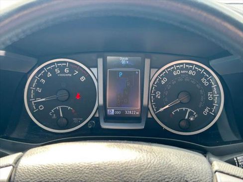 Certified 2022 Toyota Tacoma SR5 AWD/4WD image 34