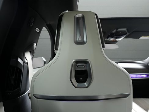 Used 2023 BMW 760i xDrive w/ Executive Package image 54