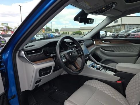 Used 2023 Jeep Grand Cherokee L Summit w/ Advanced Protech Group IV AWD/4WD image 17