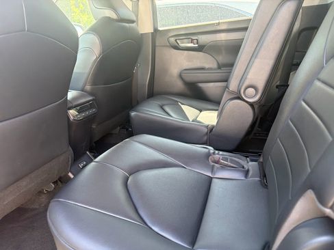 Used 2023 Toyota Highlander XLE AWD/4WD image 13