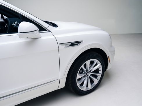 Used 2024 Bentley Bentayga image 20