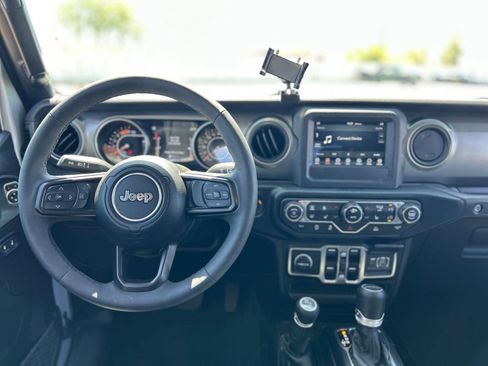 Used 2023 Jeep Gladiator Sport AWD/4WD image 17