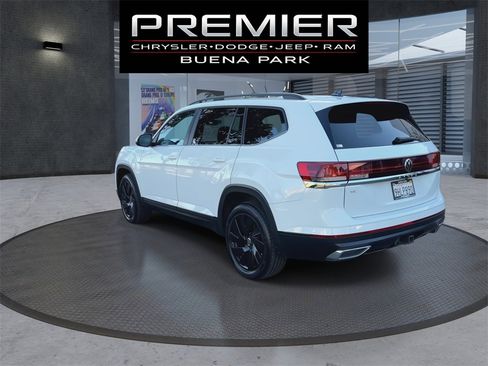 Used 2024 Volkswagen Atlas SE w/ Black Wheel Package image 6