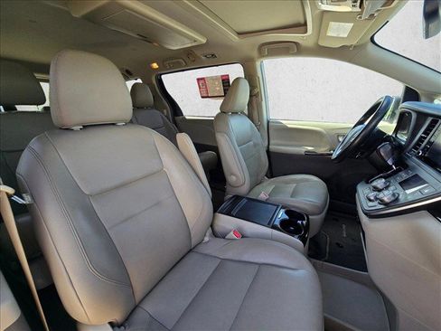 Used 2019 Toyota Sienna XLE Premium FWD image 22