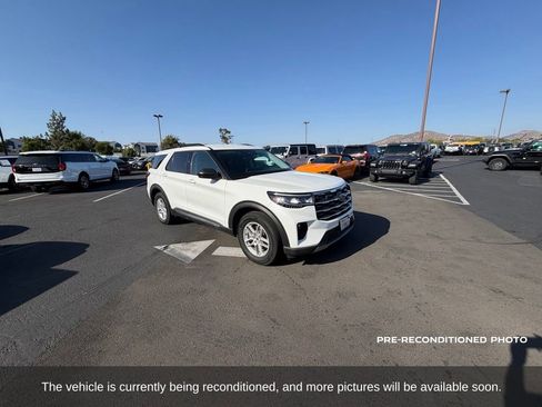 Used 2025 Ford Explorer Active w/ Active Comfort Package RWD image 8