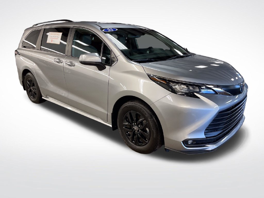 Used 2025 Toyota Sienna XLE w/ XLE Plus Package AWD/4WD image 7