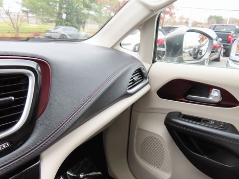 Used 2017 Chrysler Pacifica Limited image 23