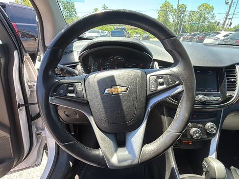 Used 2021 Chevrolet Trax LT w/ LT Convenience Package FWD image 11