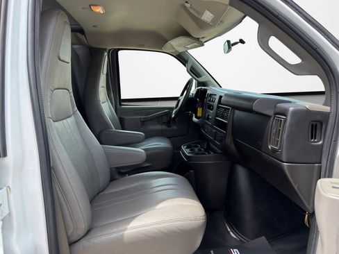 Used 2017 Chevrolet Express 2500 RWD image 16