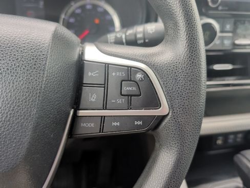 Used 2022 Toyota Highlander L FWD image 19