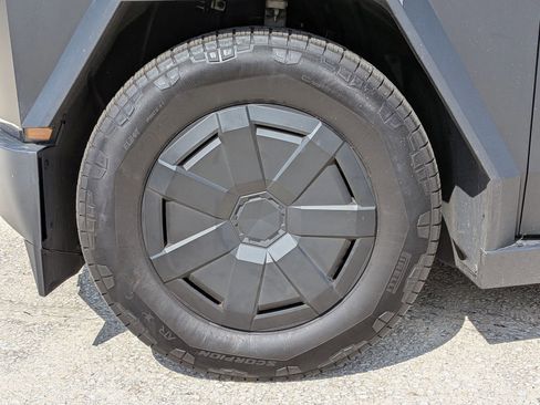 Used 2024 Tesla Cybertruck AWD Crew Cab image 19