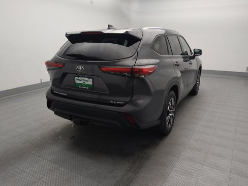 Used 2020 Toyota Highlander XLE AWD/4WD image 7