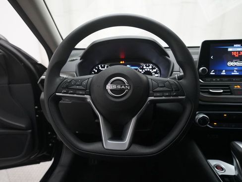 Used 2025 Nissan Altima 2.5 SV AWD/4WD image 4
