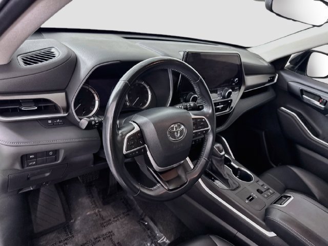 Used 2023 Toyota Highlander XLE FWD image 9