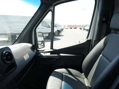 Used 2024 Mercedes-Benz Sprinter 2500 image 13