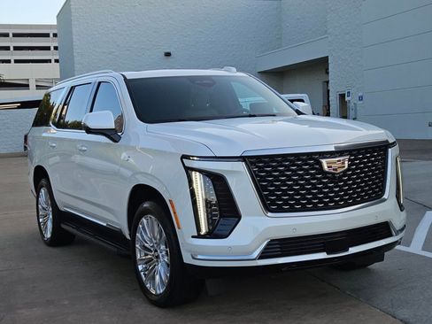 Used 2025 Cadillac Escalade Premium Luxury AWD/4WD image 3